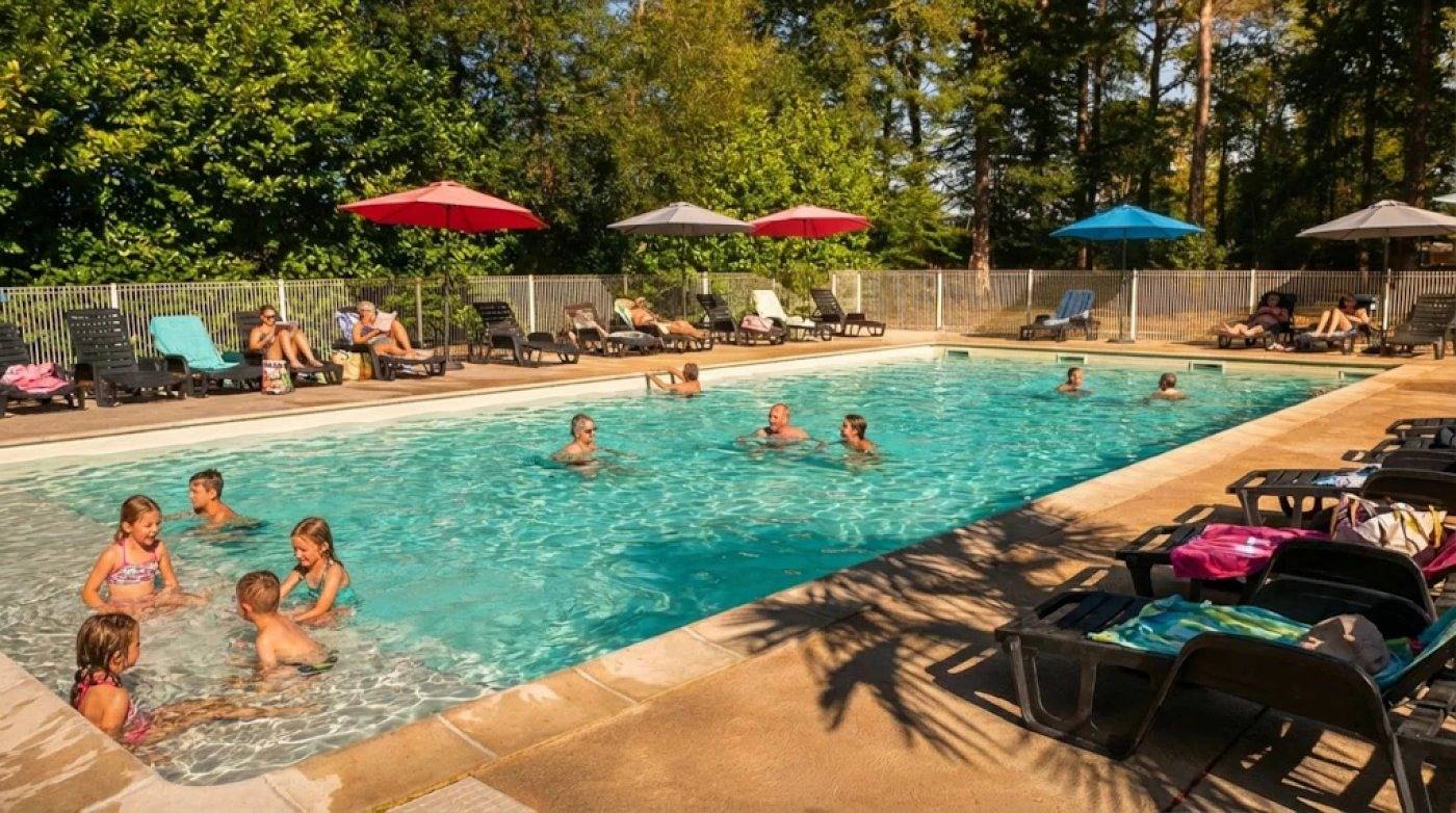Camping 3 étoiles - Piscine in Saint-Gérons, Région d'Aurillac