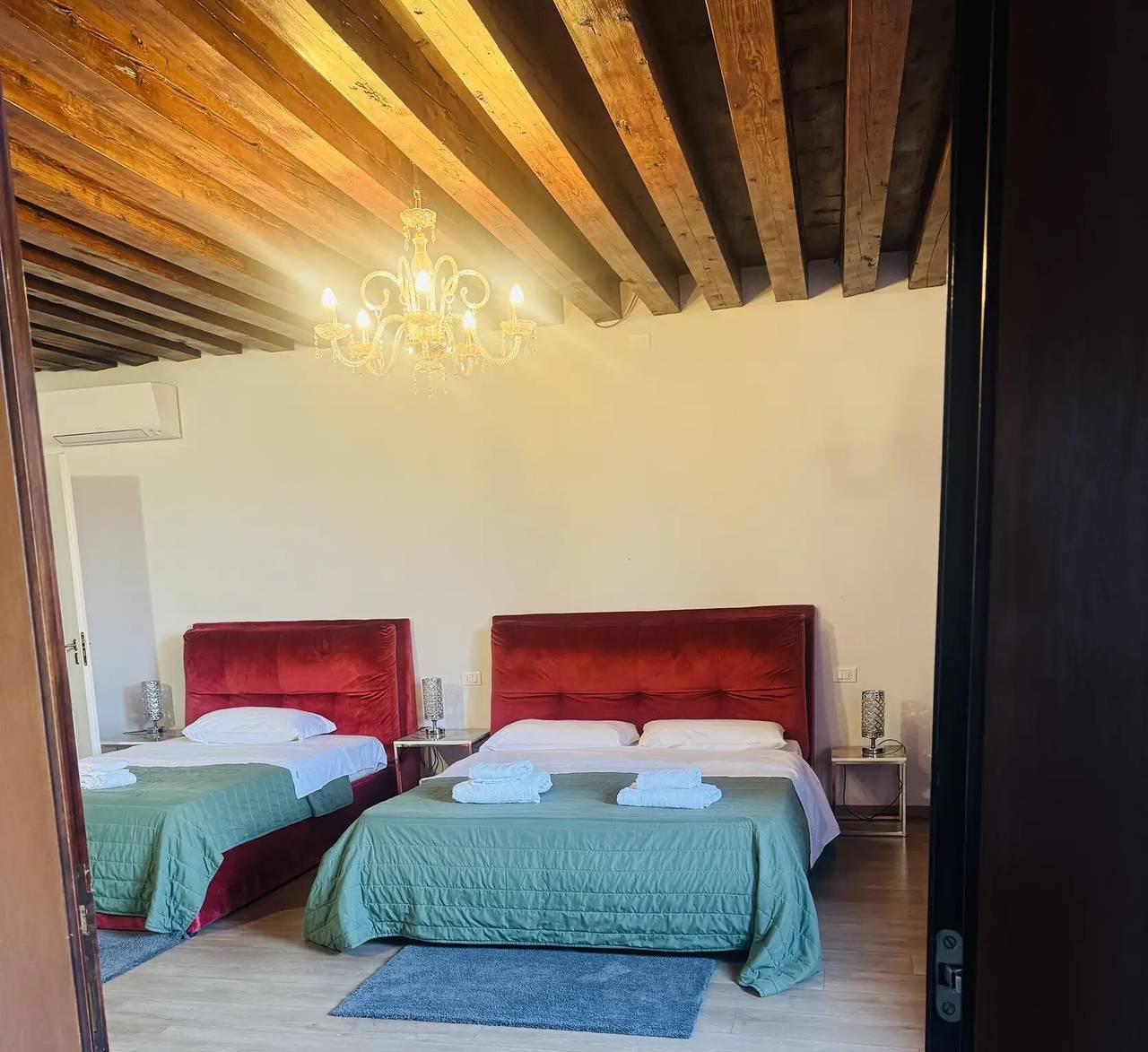 Room 'Ca Pisani Su Canal Grande Azzuro' with Wi-Fi in Venice, Laguna di Venezia