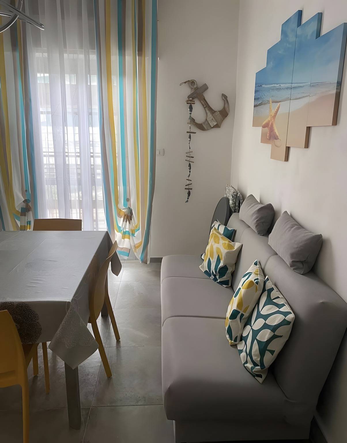 Entire apartment, Apartment 'La Cà Delle Tre Rose' with Balcony, Wi-Fi and Air Conditioning in Valleggia, Quiliano