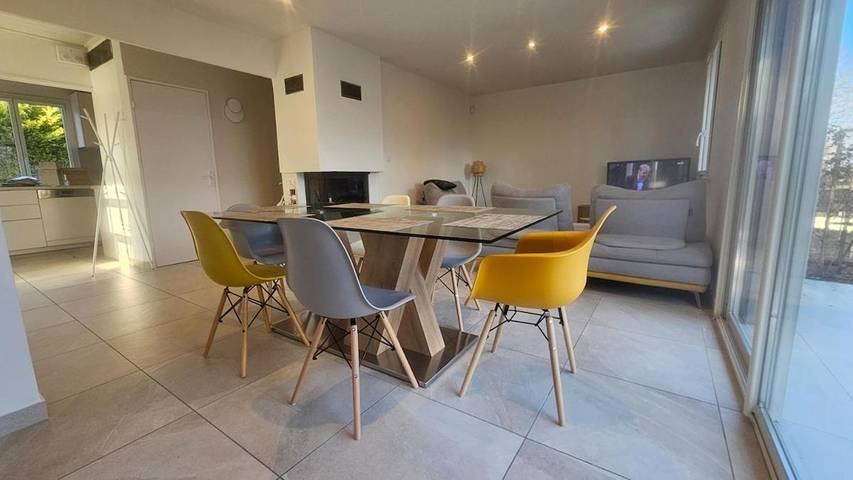 Location de vacances pour 6 personnes, avec Balcon ainsi que Terrasse et Jardin à Bernin (Isère)
