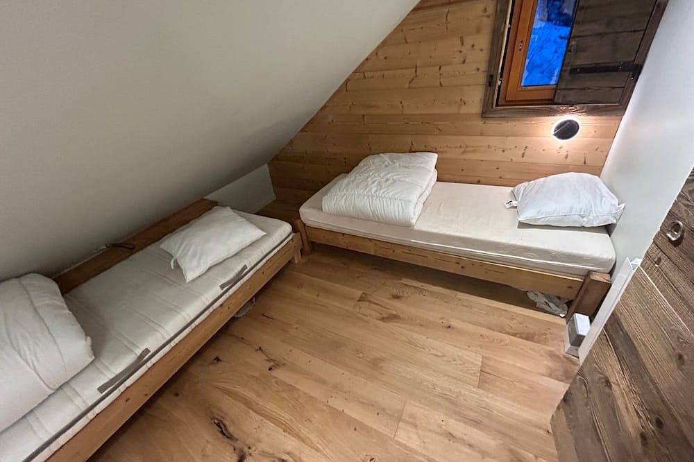 Petit chalet complétement rénové donnant sur la vallée de Maurienne, ski au pied in Saint-François-Longchamp, Le Grand Domaine