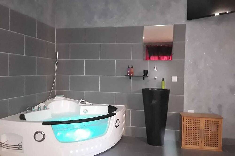 Apartamento entero, Homerez - Estudio en Baixas con jacuzzi in Baixas, Region de Perpignan