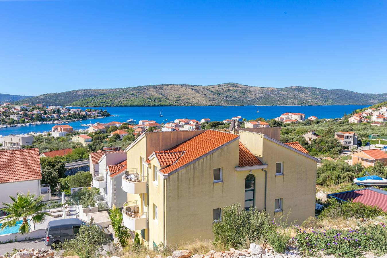Ganze Wohnung, 2-Zimmer-Ferienwohnung mit Terrasse und Meerblick Seget Vranjica, Trogir A-24946-a in Seget Vranjica, Split-Dalmatien