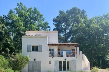 Location de vacances pour 7 personnes, avec jardin et balcon à Éguilles