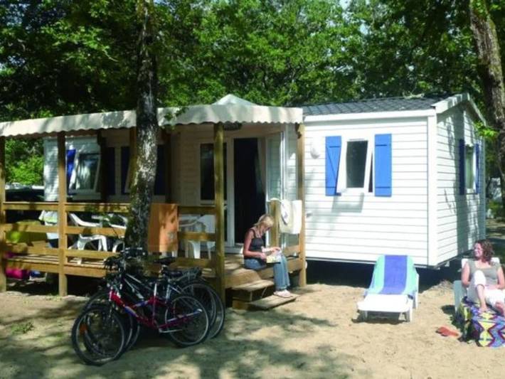 Mobil home pour 6 personnes, avec piscine et terrasse à Puy-l'Évêque