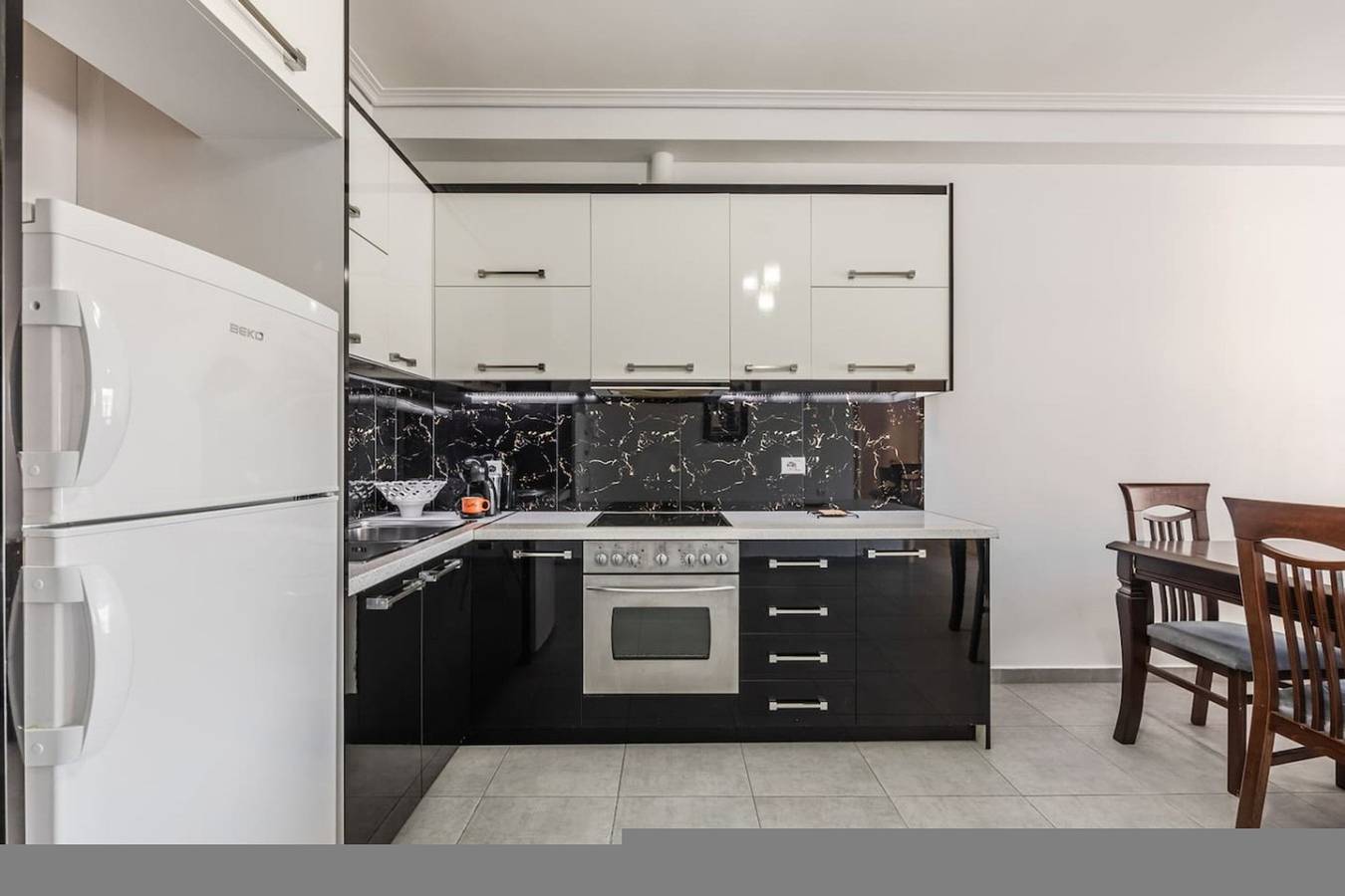 Ganze Wohnung, Flower Balcony Apartment | 2Br Beachside Escape in Sarandë, Vlorë