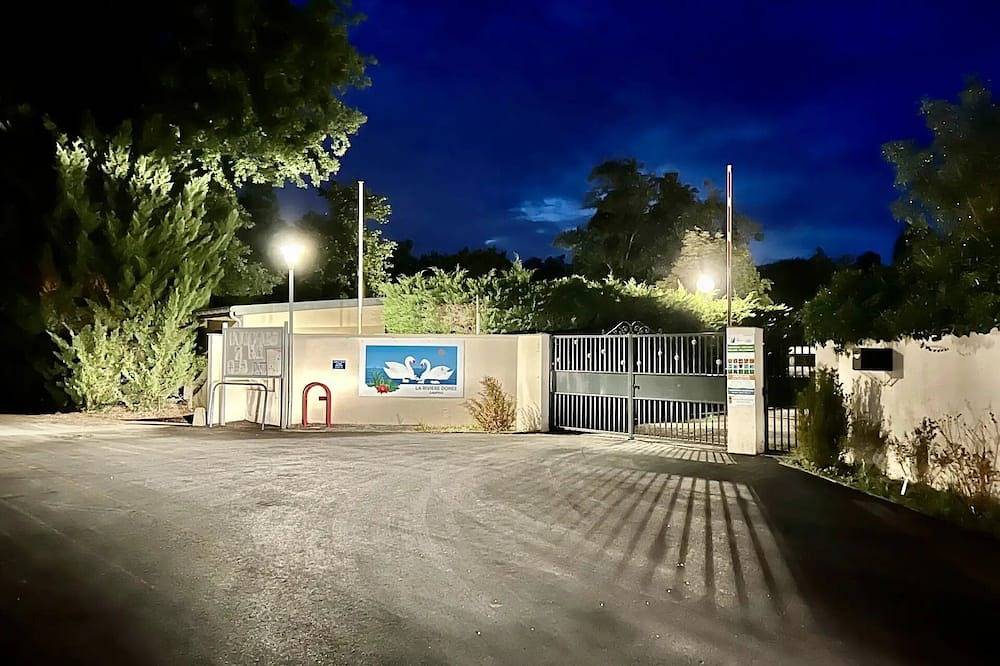 Zecamping 3 étoiles chiens acceptés roulotte 2 pers in Bagneaux-sur-Loing, Seine-et-Marne