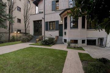 Villa for 18 people, with yard and balcony in Milan