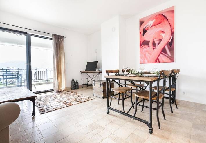 Gîte pour 6 personnes, avec jardin ainsi que vue et piscine, adapté aux familles dans Risan - 4