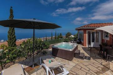 Villa für 2 Personen, mit Terrasse und Whirlpool sowie Garten, mit Haustier in Adeje