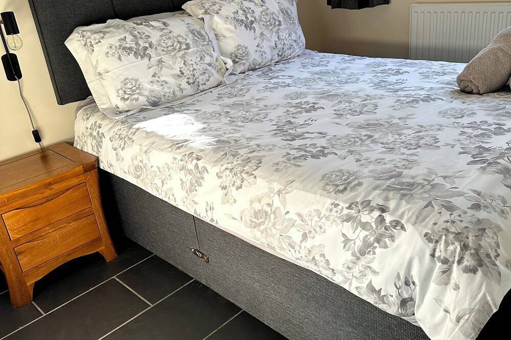 Port Eynon Beach Cottage - short walk to Port Eynon beach and village amenities in Swansea region