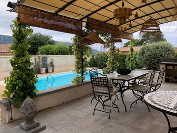 Gîte pour 4 personnes, avec piscine ainsi que terrasse et jardin à Oppède