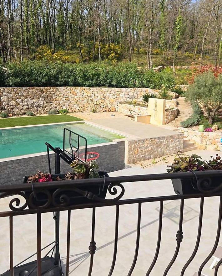 Location de vacances pour 2 personnes, avec vue et piscine ainsi que jardin et terrasse à Mons (Var) - 4