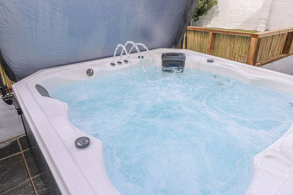 Cwtch Ar Y Mor, pet friendly, with hot tub in Burry Port in Burry Port, Carmarthenshire
