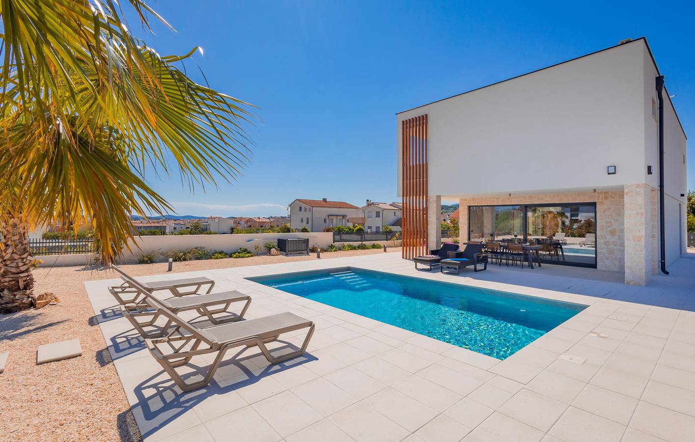 Reizendes Apartment mit Meerblick, Pool, Terrasse und WLAN – 1 km vom Strand entfernt in Vodice, Šibenik-Knin