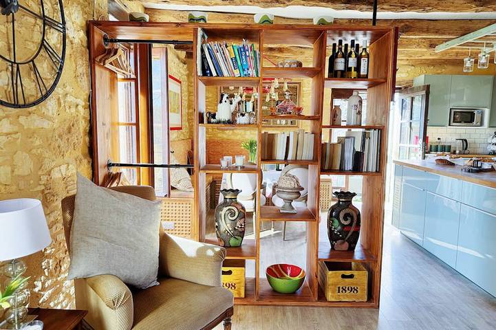 Charming 2-bedroom cottage within a pretty sandstone courtyard with large pool in Saint-Cyprien (Aquitaine), Périgord Noir