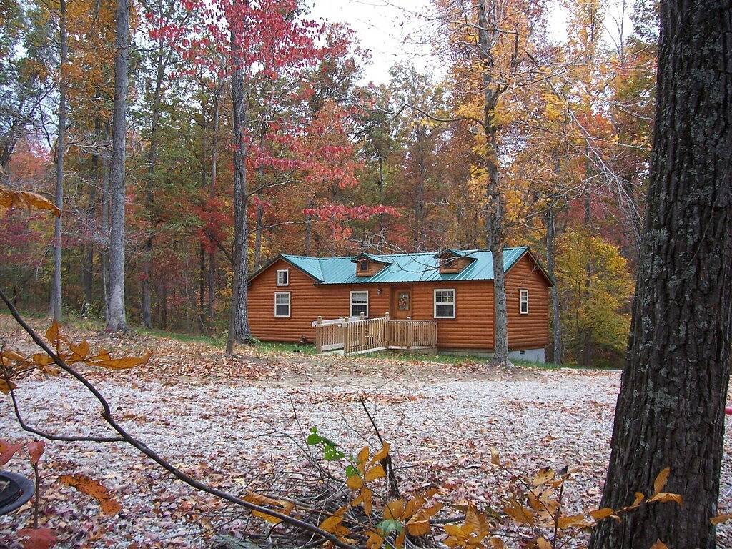 Spacious 740 sq ft Cabin w/ Deck, Fire Pit & Disc Golf — Mins from Mammoth Cave in Mammoth Cave Nationalpark