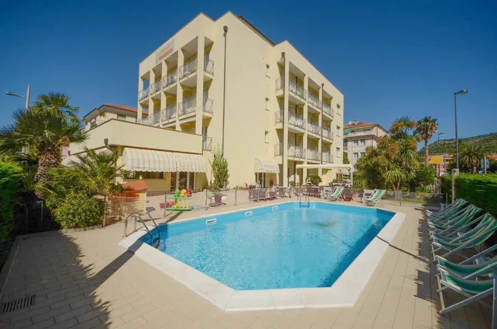 Appart’hôtel pour 3 personnes, avec piscine et jardin - 1