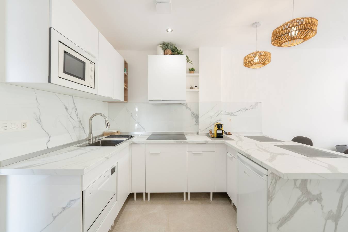 Entire studio, Apartment 'En Elviria' with Shared Pool, Wi-Fi and Air Conditioning in Marbella East, Marbella