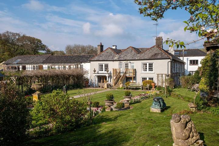 Holiday rental for 2 people, with pool and sauna as well as garden and view, with pets in Dittisham