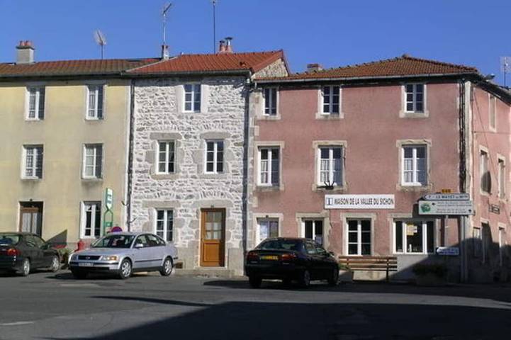 Gîte pour 6 personnes, avec terrasse à Ferrières-sur-Sichon