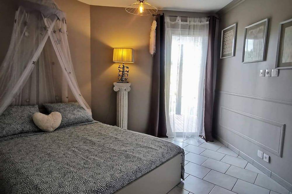 Villa with heated pool, spa, large children's play area in Saint-Médard-en-Jalles, Región de Burdeos