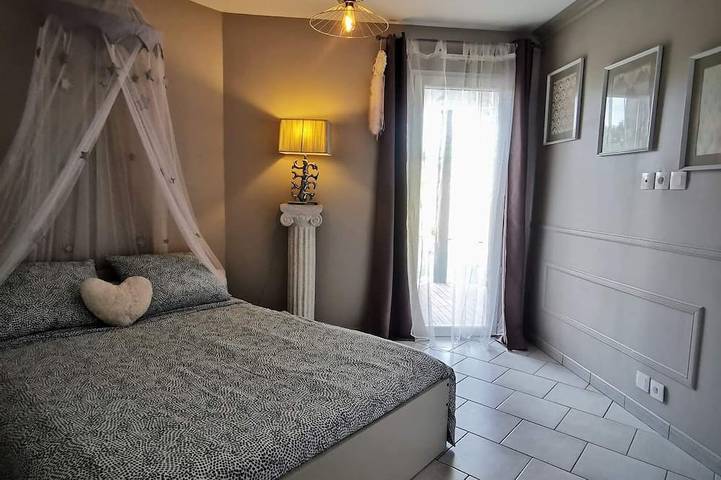 Location de vacances pour 8 personnes, avec terrasse et jardin à Saint-Médard-en-Jalles - 4