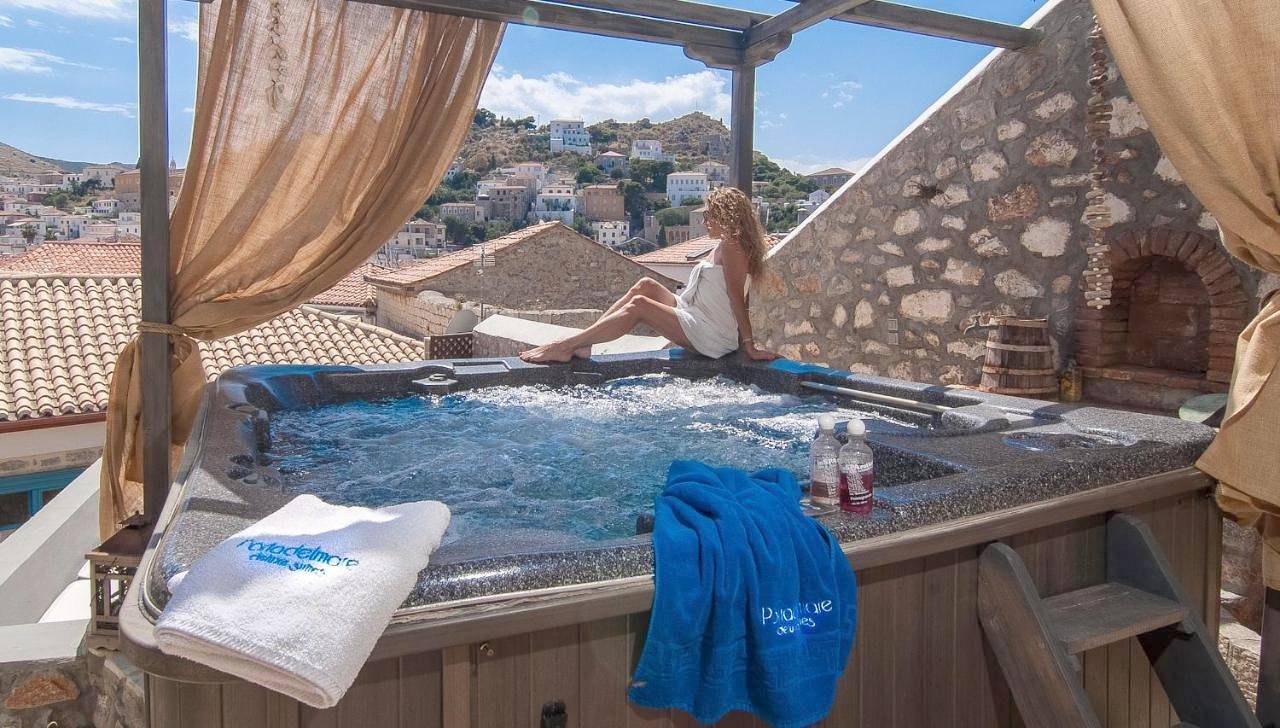 Portadelmare deluxe suites in Idra