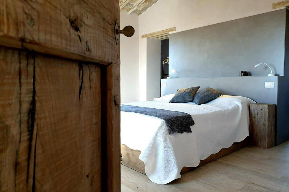 Authentic Tuscan Villa with infinity pool & stunning views of Val d'Orcia in Torrita di Siena, Siena Provinz