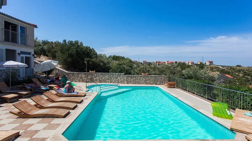 Vacation apartment for 6 people, with balcony and pool as well as sauna in Cavtat