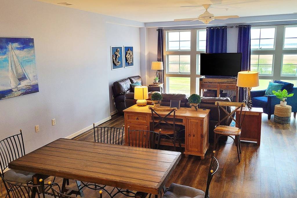 Ganze Wohnung, Updated, third-floor, bayfront condo with sunset views, 3 pools & 2 gyms in Virginia Beach