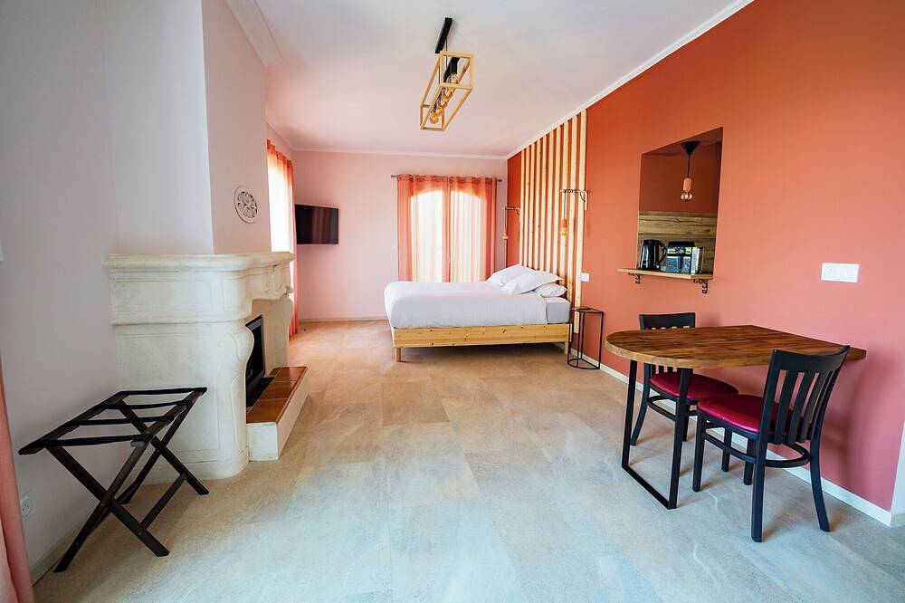 Entire apartment, Tierracotta aparthotel 2 persons in Sainte-Tulle, Parc naturel régional du Luberon