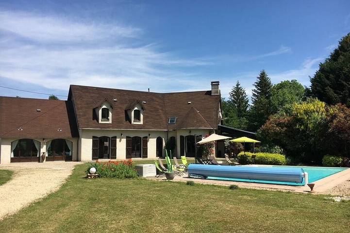 Location de vacances pour 14 personnes, avec Jacuzzi et Terrasse ainsi que Jardin et Sauna à Saint-Martin-des-Champs (Yonne)
