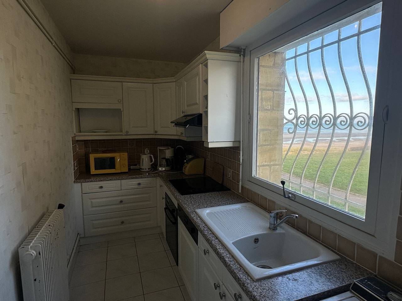 Entire apartment, Stunning Sea View Apartment in Varaville – Beachfront Loggia, Sleeps 4 in Varaville, Caen region