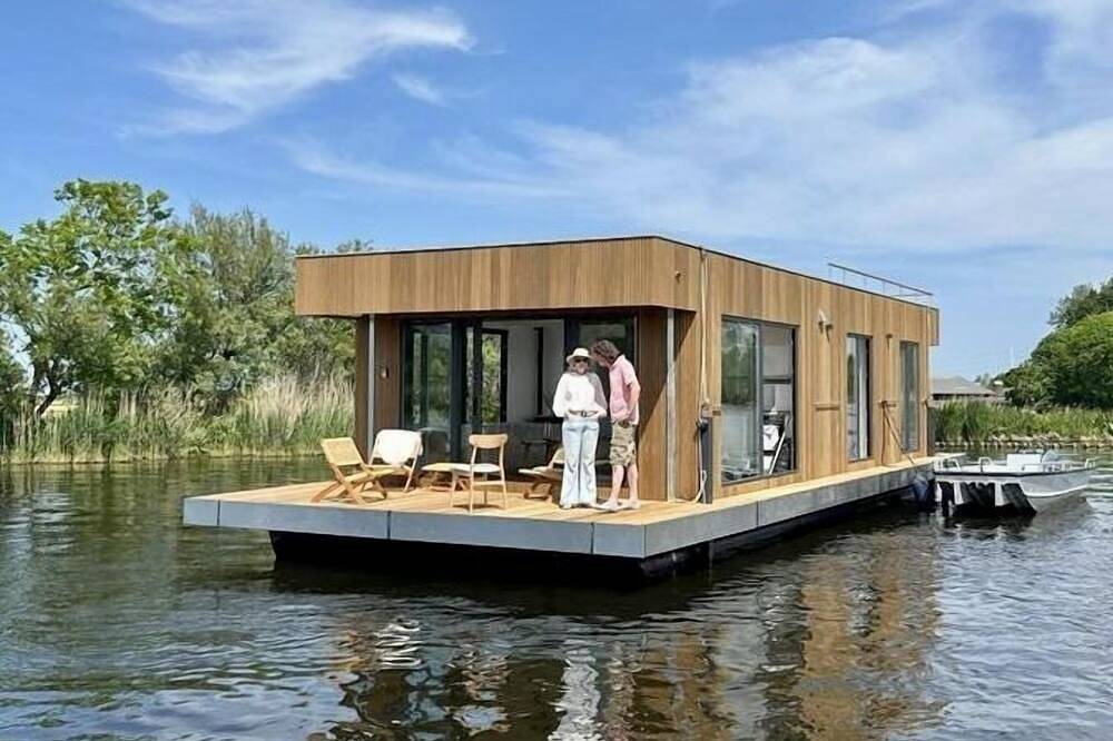 Houseboat \"Nevel\" at the Kagerplassen tender included in Groene Hart