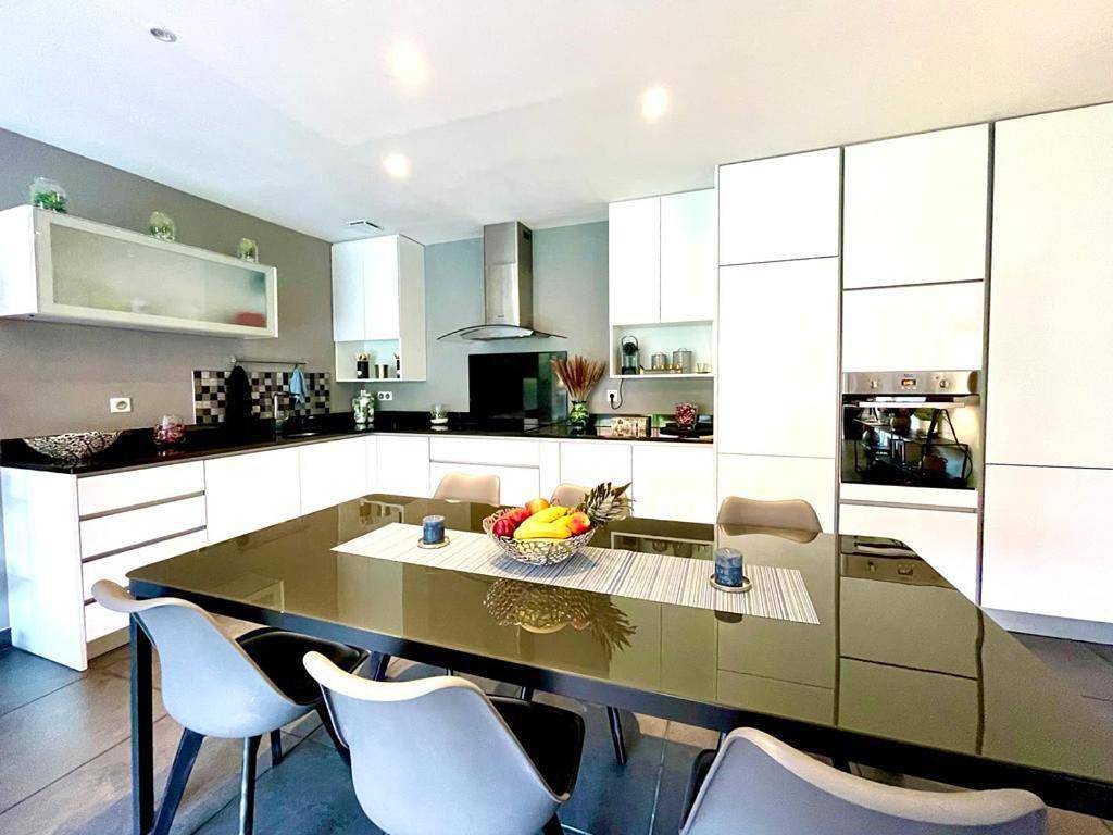 Appartement entier, Two-Bedroom Apartment in Istres, Côte méditerranéenne (France)