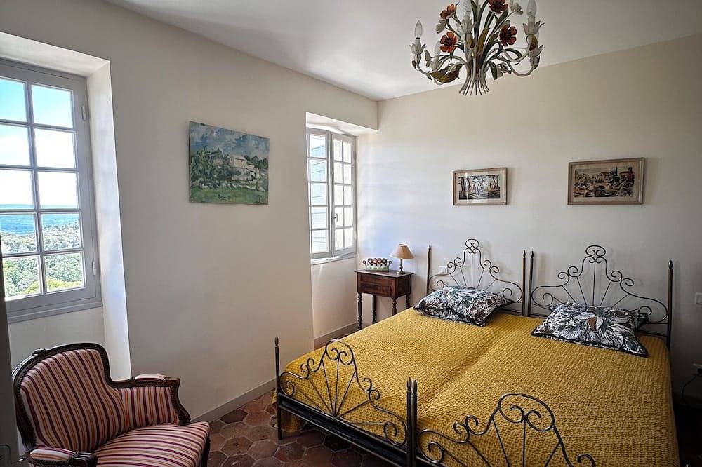 From the top of its terraces and garden, breathtaking views of the Luberon in Murs, Regionaler Naturpark Luberon