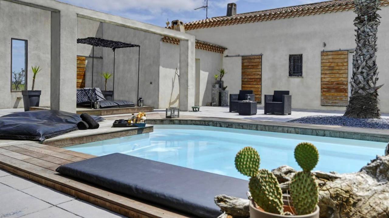 Suite with Hot Tub in Saint-Laurent-d'Aigouze, Côte d'Améthyste