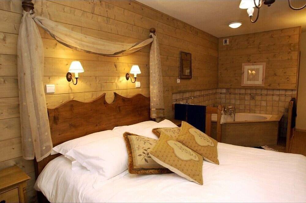 Au Coin du Feu (17 chambres) réservé par la chambre (tarifs sont par personne) in Morzine, Les Portes du Soleil
