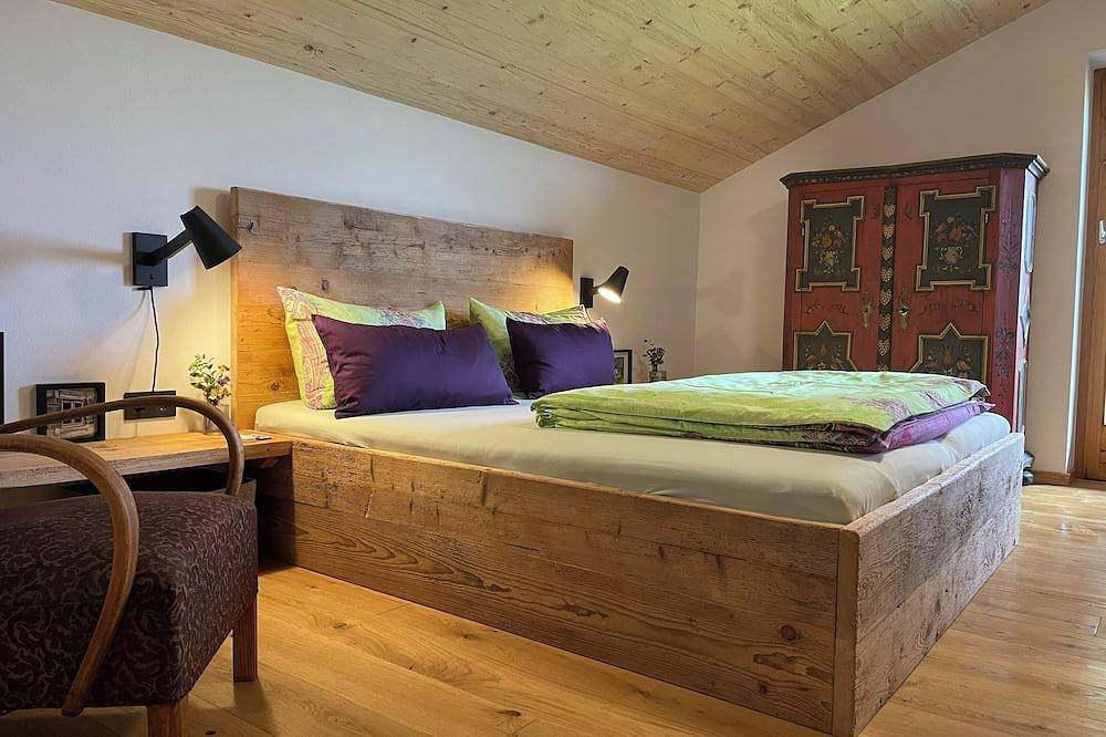 Ganze Wohnung, Ferienwohnung 1. Obergeschoss, 84 qm, für 2 Personen, Küche, 1 Wohn-Esszimmer, Balkon, weiteres Schlafzimmer gegen Aufpreis in Breitbrunn am Chiemsee, Chiemsee