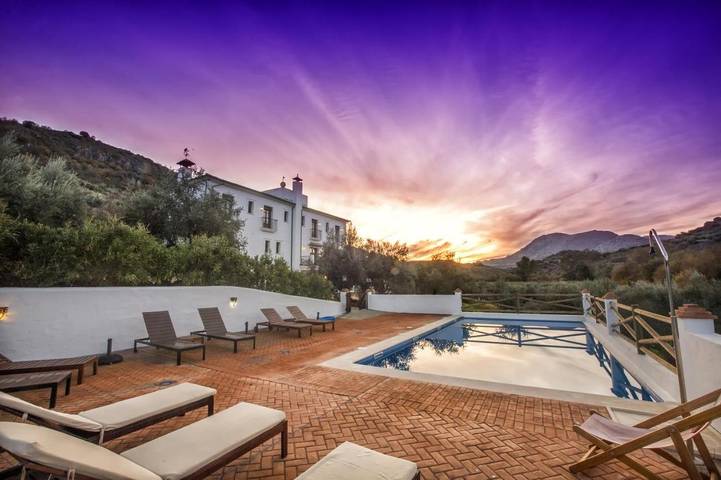 Alojamiento y desayuno para 12 personas, con piscina además de jardín y terraza - 1