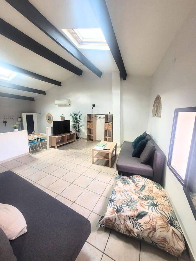 Appartement entier, One-Bedroom Apartment in Saint-Mitre-les-Remparts, Côte méditerranéenne (France)