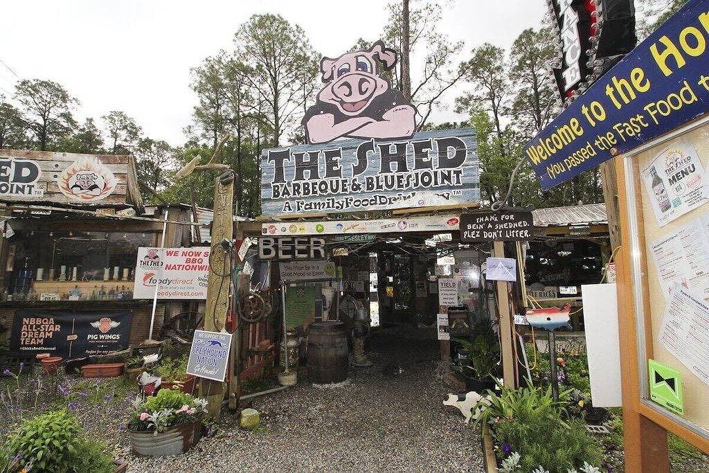 Gehen Sie zum Strand und in die Innenstadt von Restaurants, Bars und Geschäften! in Ocean Springs, Mississippi Gulf Coast