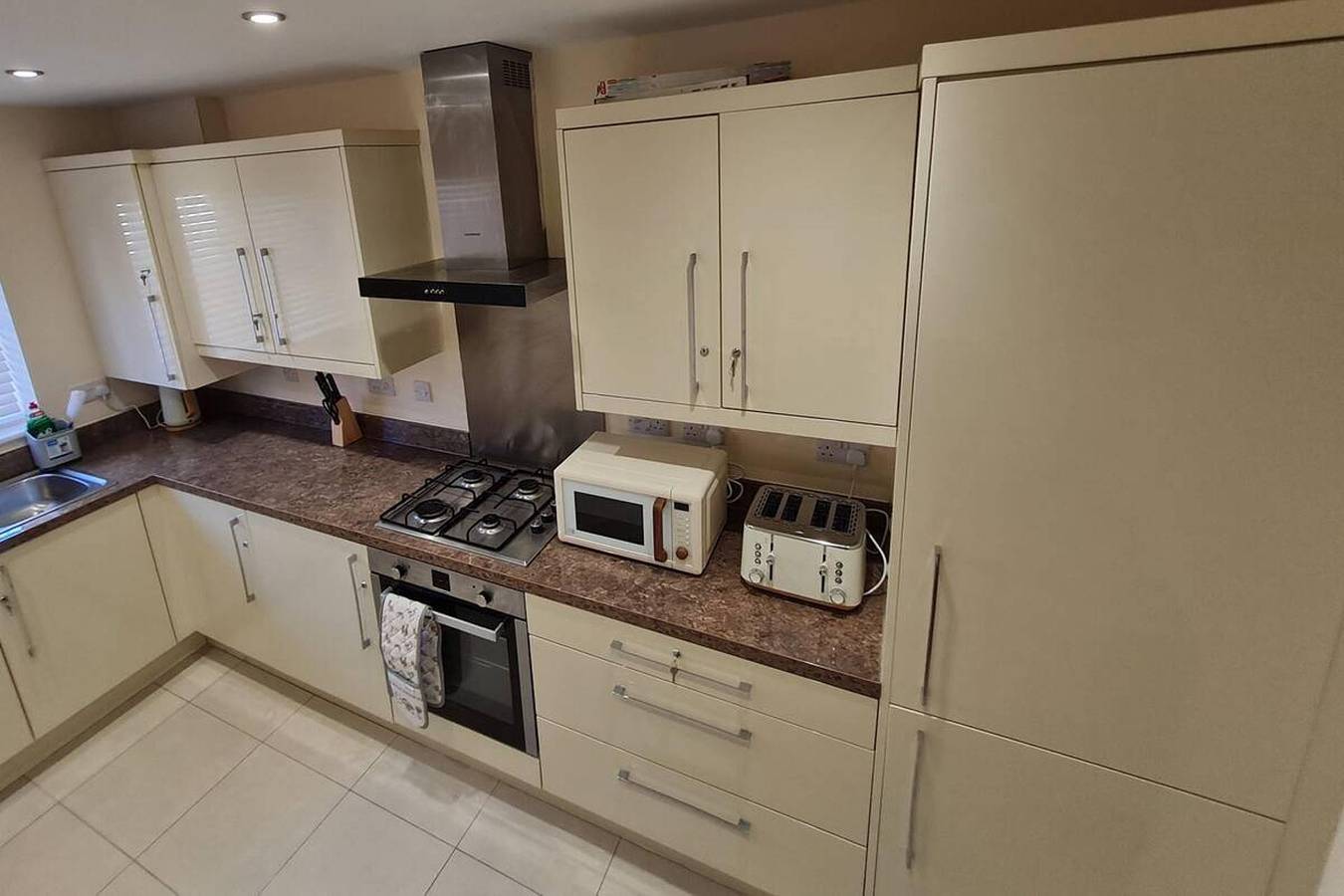 Spacious 3-Bed House - Sleeps 8, Garden & Parking in Peterborough