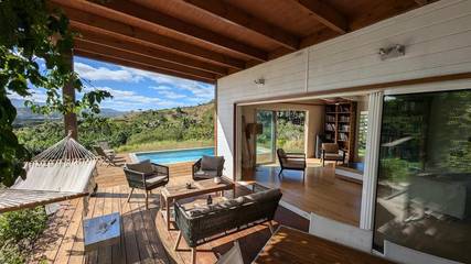 Cottage pour 7 personnes, avec jardin ainsi que piscine et vue à Bourail