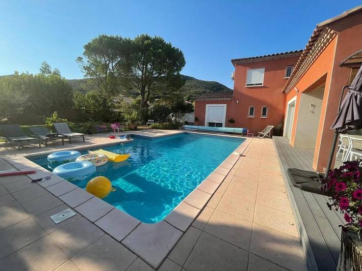 Location de vacances pour 10 personnes, avec vue ainsi que piscine et jardin dans Sallèles du Bosc