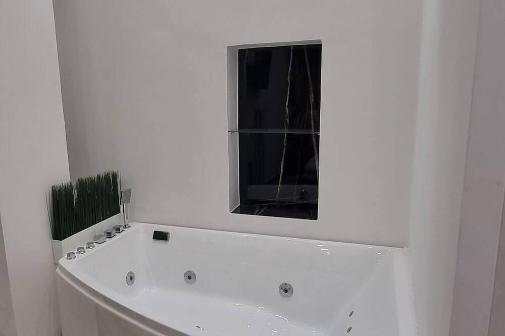 Ganze Wohnung, Palmhouse Salerno center with jacuzzi, separate entrance near Metro. in Salerno, Tyrrhenische Küste Kampanien