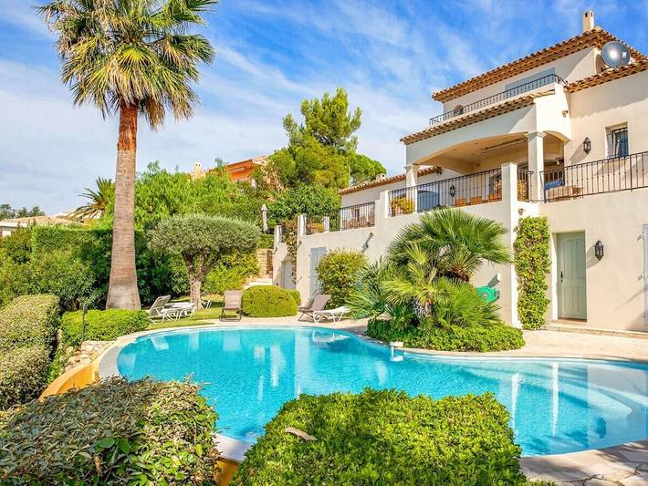 Location de vacances pour 12 personnes, avec Terrasse ainsi que Jardin et Piscine dans Plage de San Peire