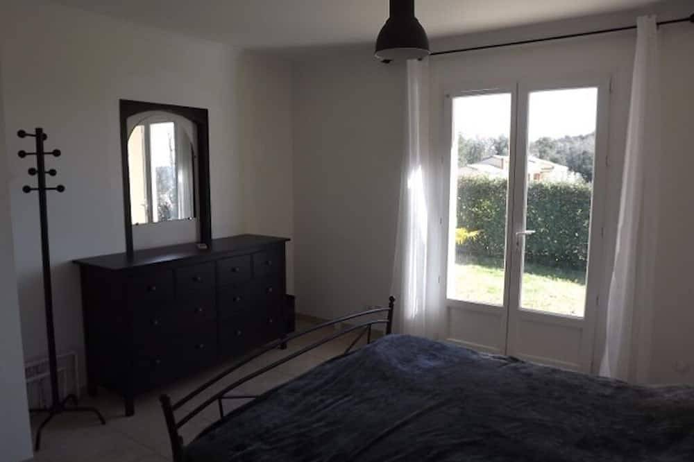 Country villa with swimming pool and fenced park for 8 people in La Capelle-et-Masmolène, Nimes und Umgebung