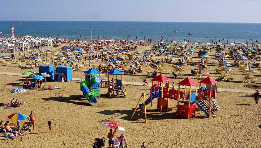 Ferienwohnung für 6 Personen, mit Balkon und Terrasse sowie Garten in Bibione